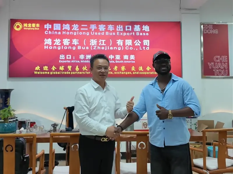 Mabasi ya China Honglong Used Used inakaribisha makundi mengi ya wateja kutoka Asia ya Kati na Afrika kwa ukaguzi wa tovuti.